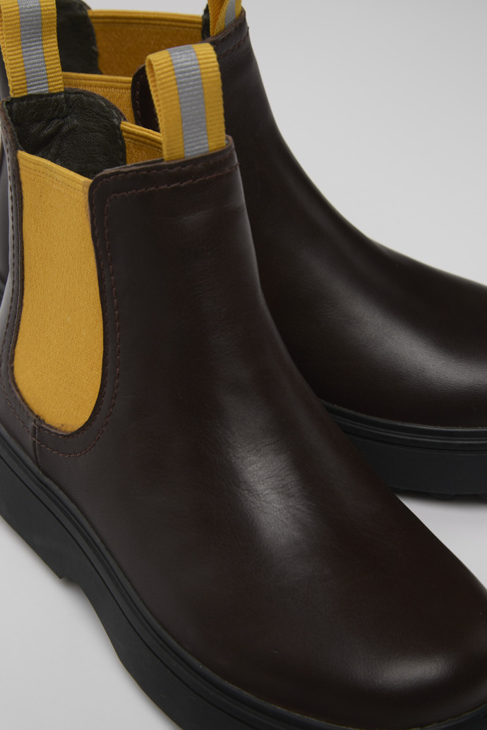 Botas de piel marrones y amarillas