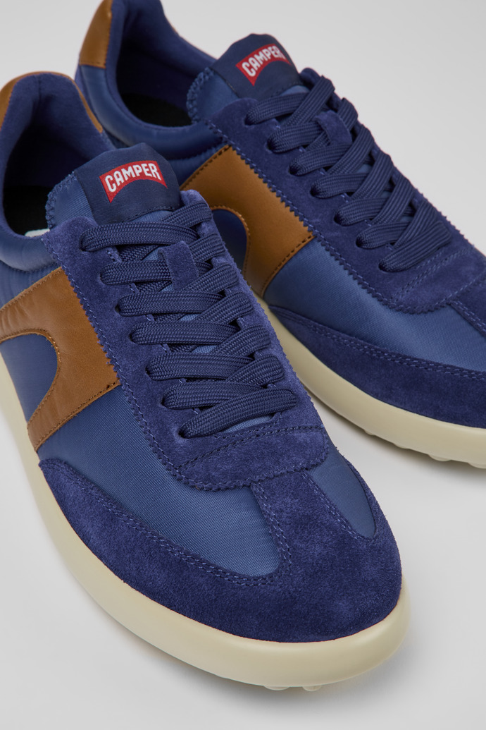 Sneakers azules y marrones para hombre