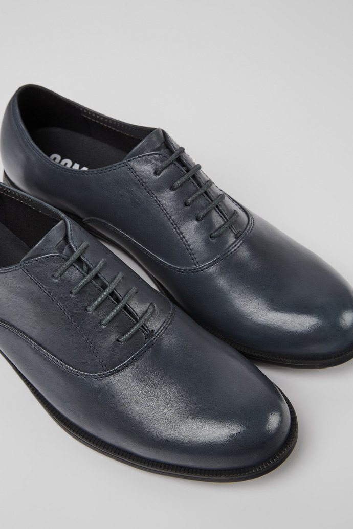 Zapatos negros de piel con cordones para mujer