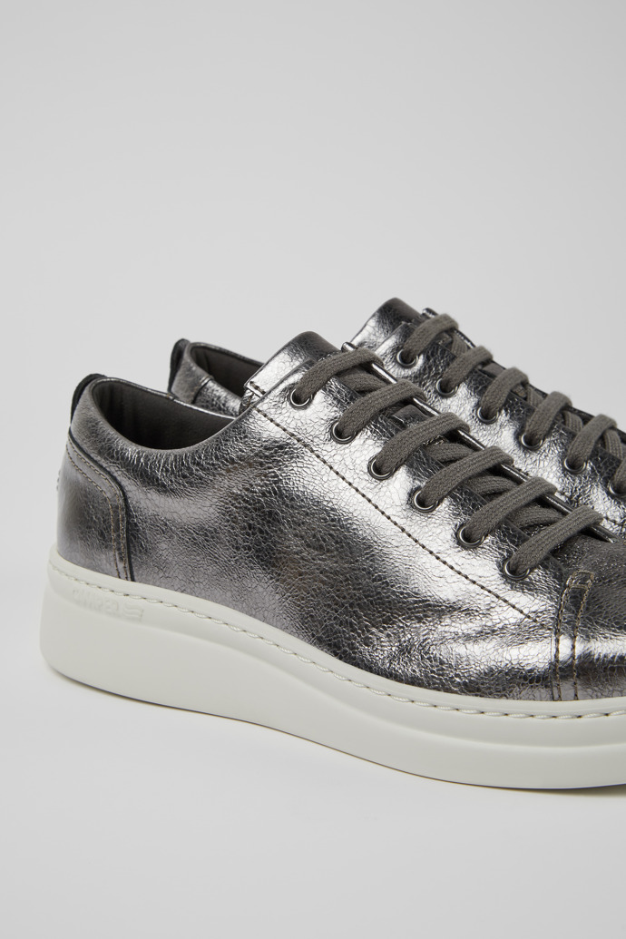 Sneakers gris metalizado de piel para mujer