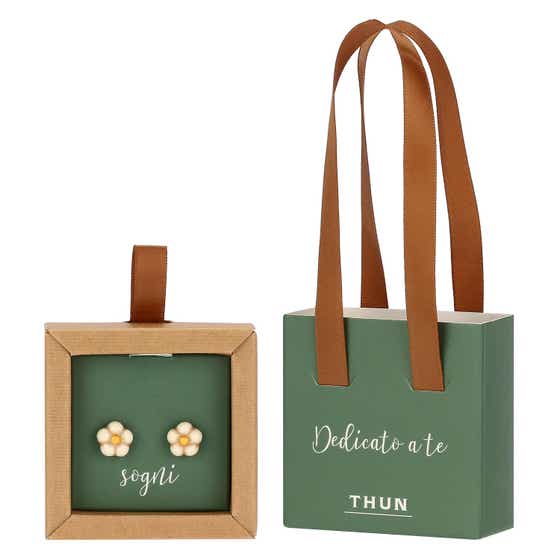 Pin earrings with daisy