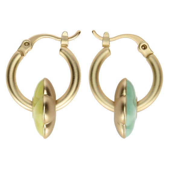 Round earrings with enamelled flower