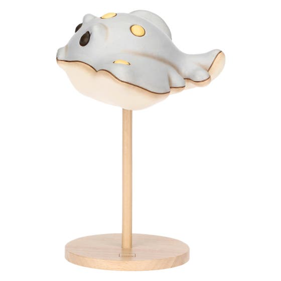 Ceramic manta ray with stand, large