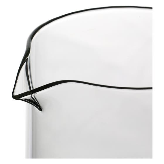 Gla&szlig; carafe with daisy