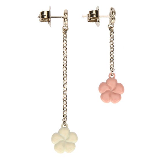 Pendant earring with flower