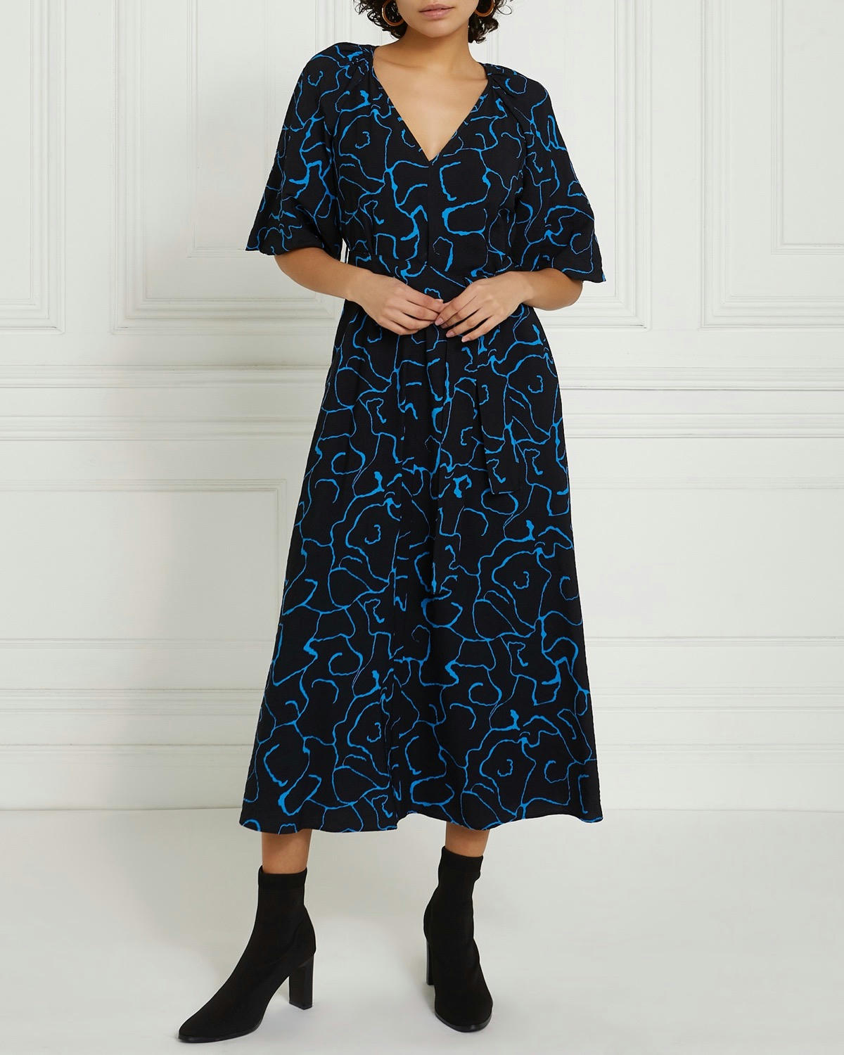 Gallery Printed V-Neck Belted Midi Dress