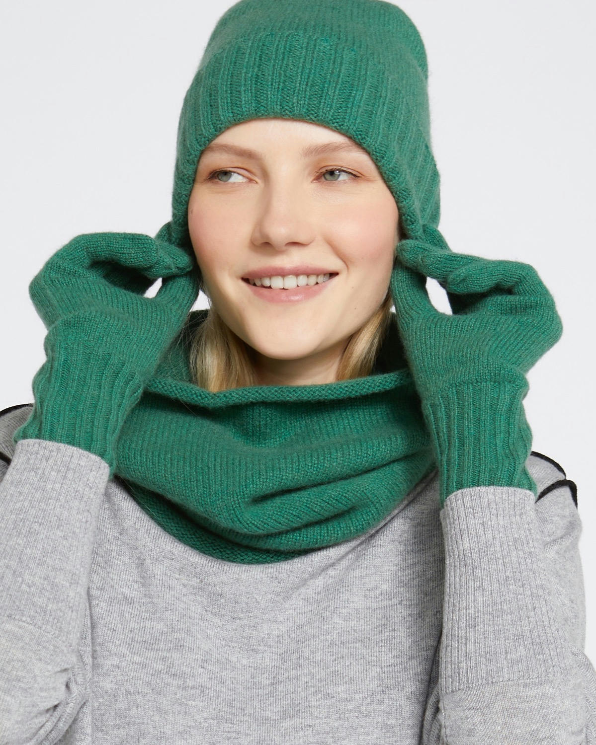 Carolyn Donnelly The Edit Green Cashmere Gloves