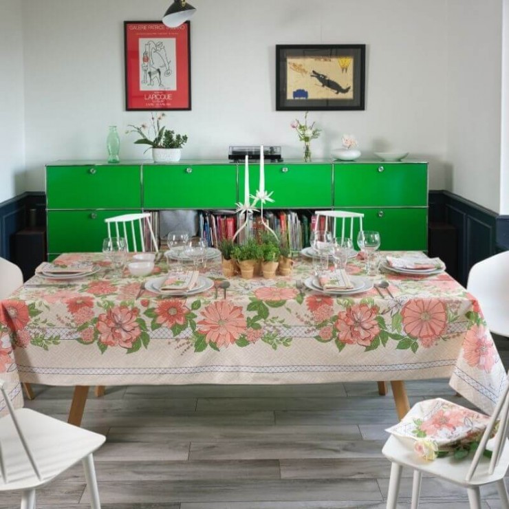 Jardin d'&eacute;t&eacute; Tablecloth