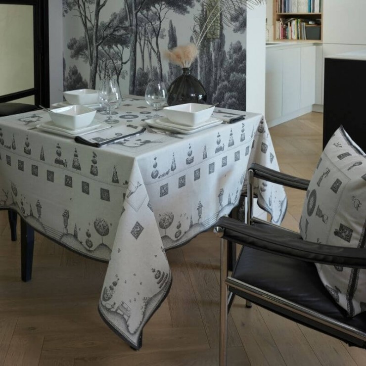 Le Jardin Merveilleux Tablecloth