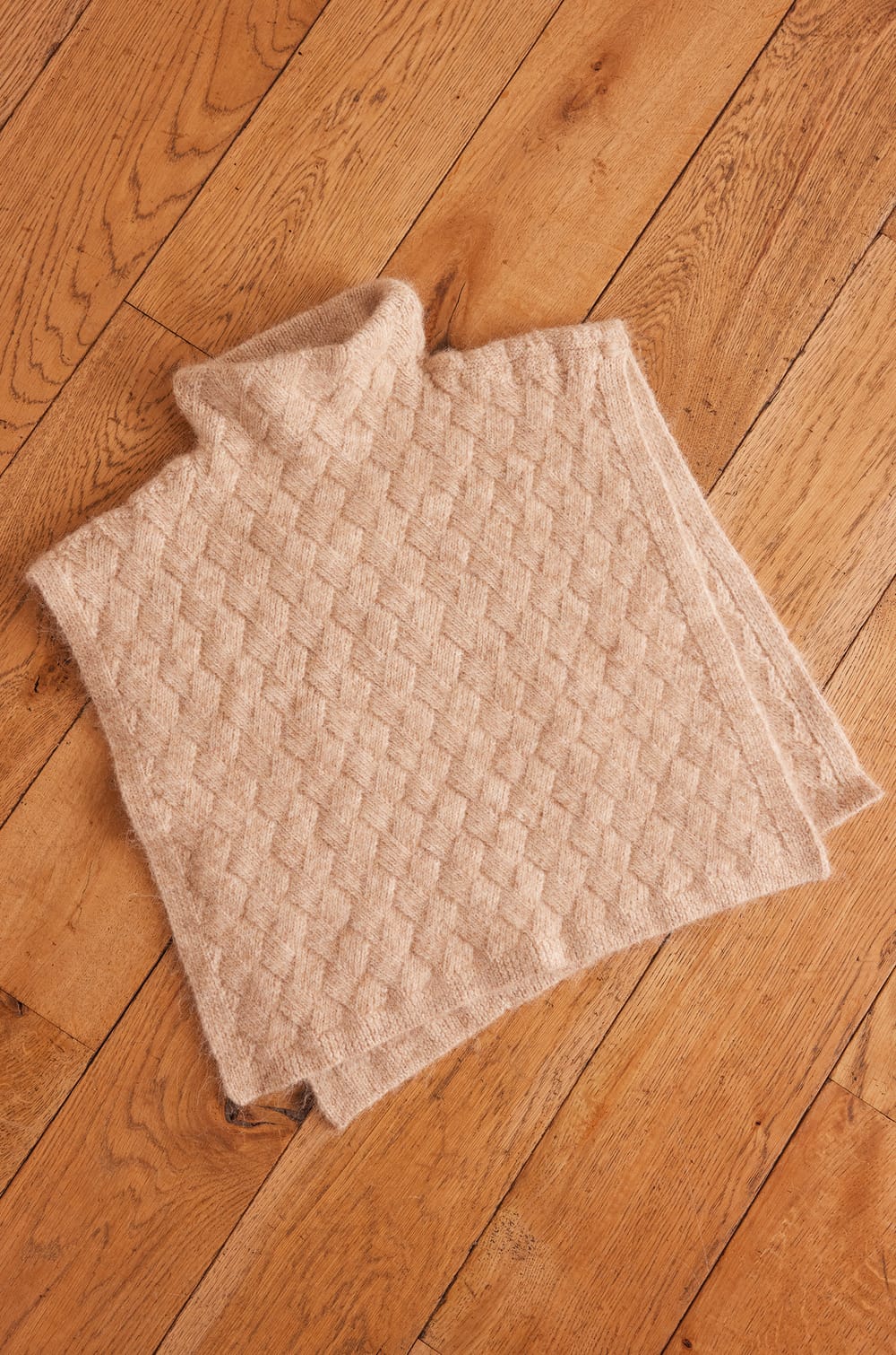 TAO collar with geometric pattern