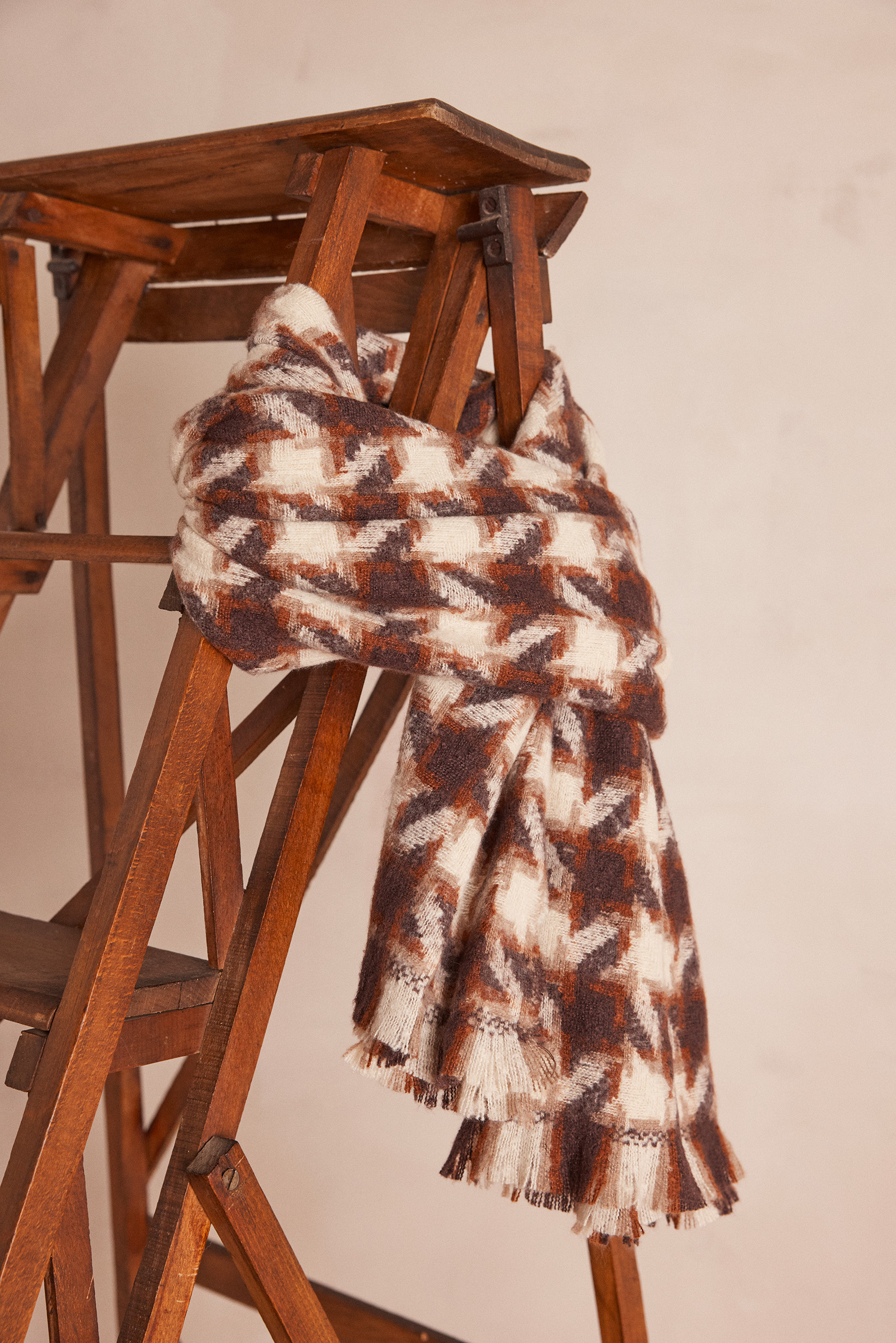 TIPHAINE scarf with houndstooth pattern