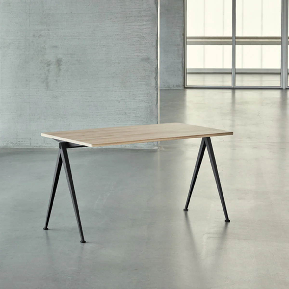 Table Pyramid 01 Base noire & Plateau chêne mat lacqué