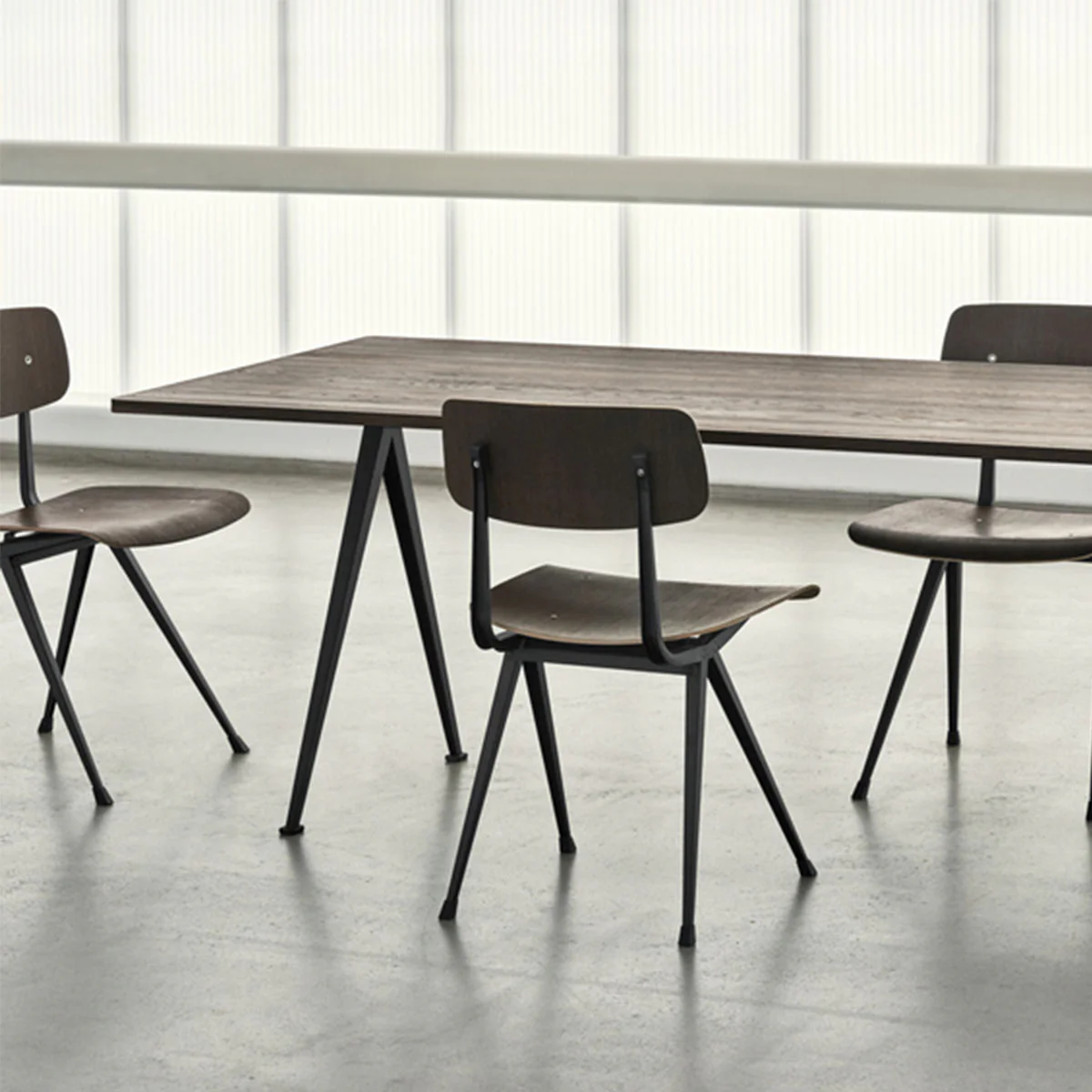 Table Pyramid 02 Base noire & plateau chêne fumé