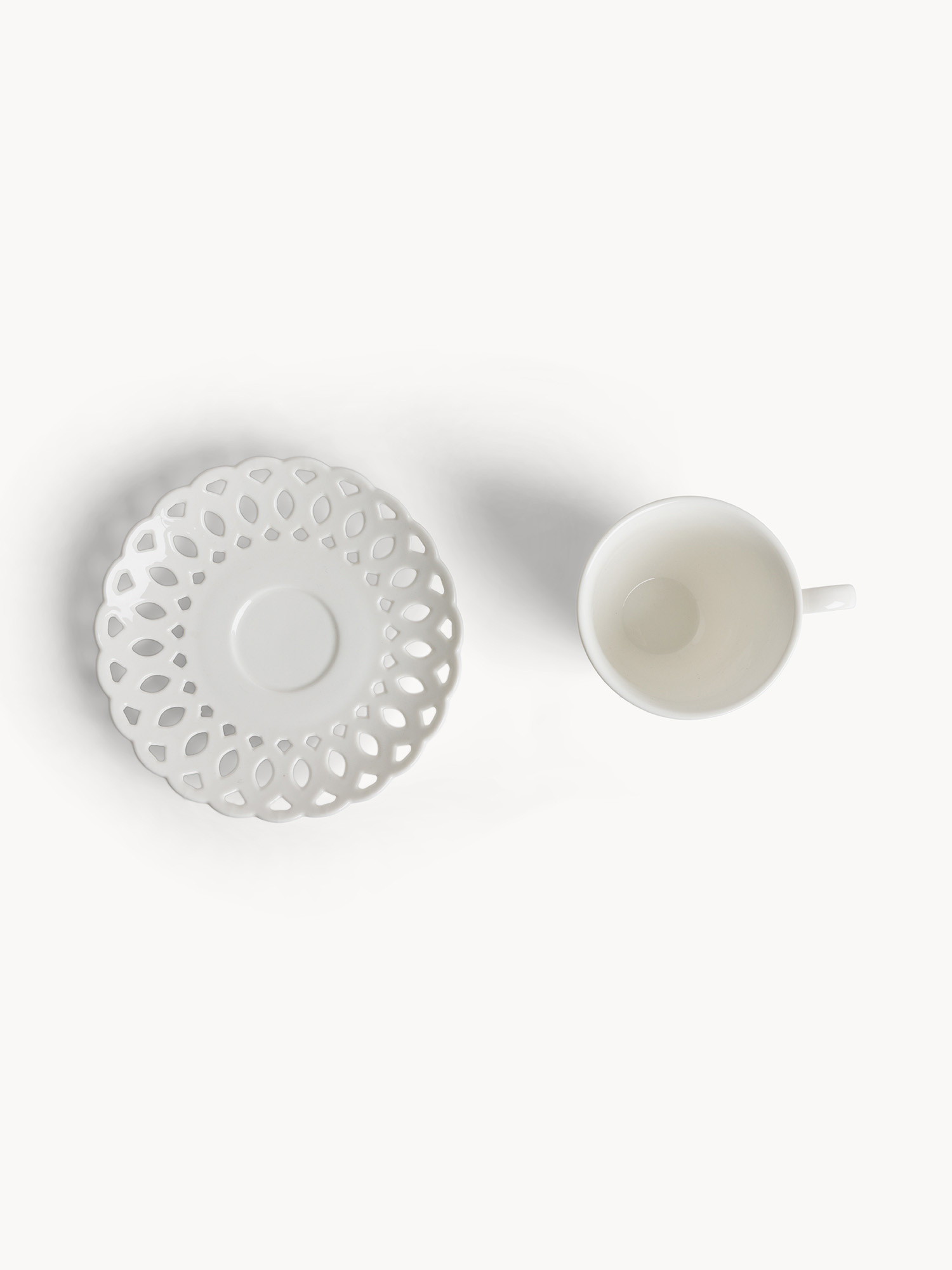 Tazza t&egrave; in porcellana traforata
