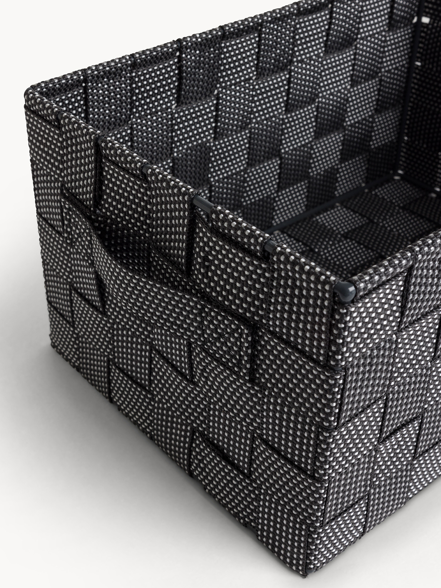 Cesto intrecciato in tessuto