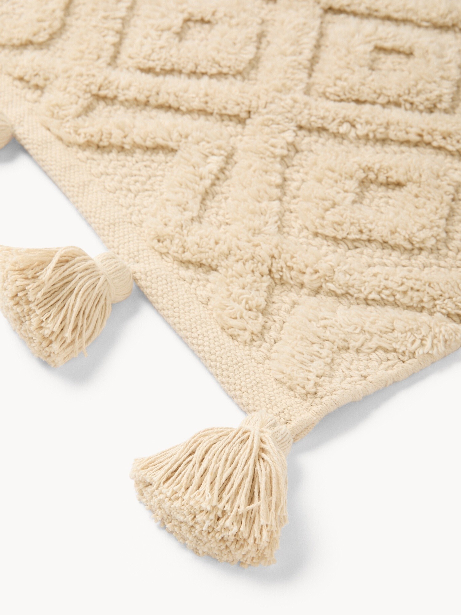 Tappeto tuftato con trama geometrica e nappine - Prezzo di lancio