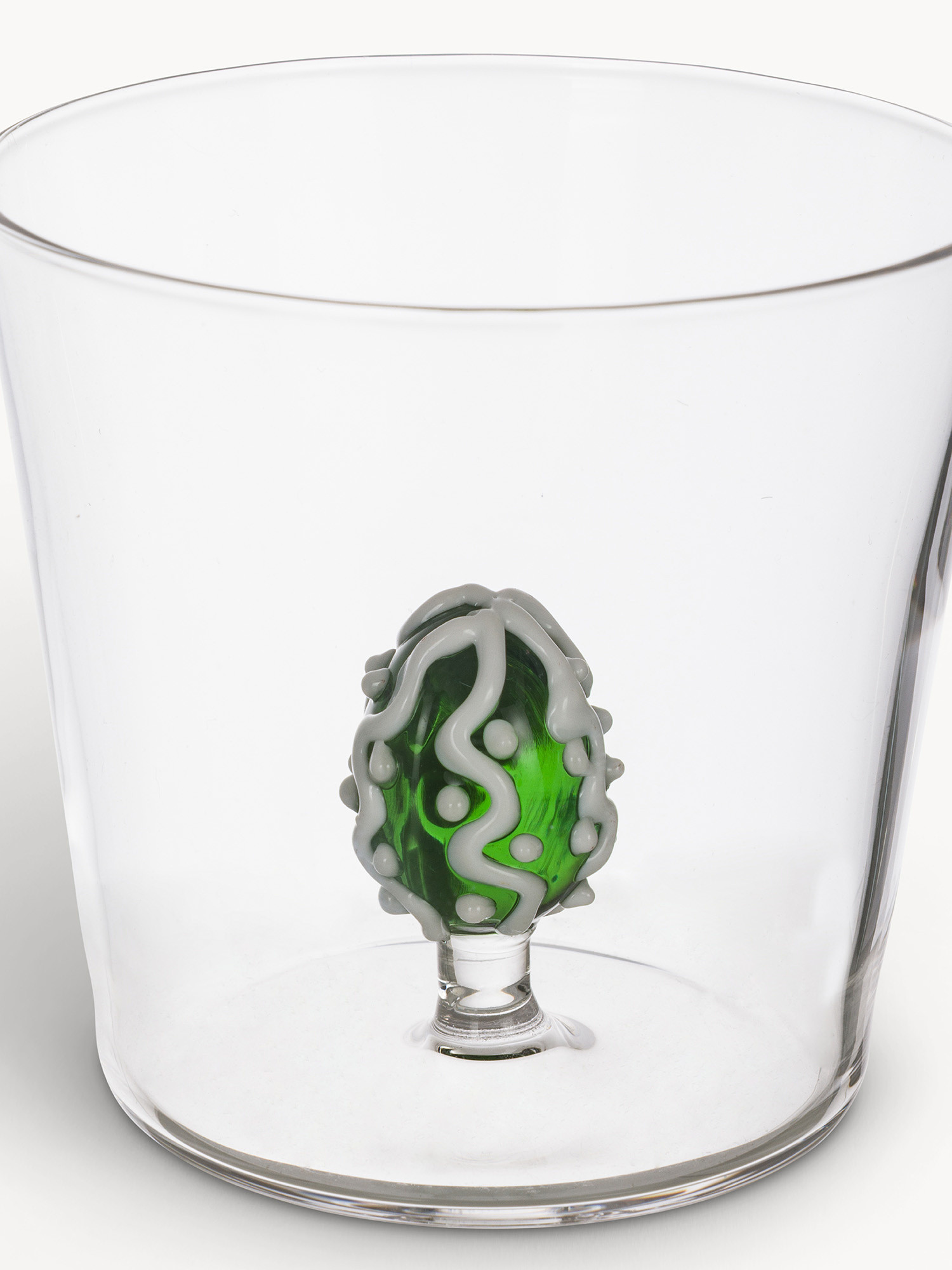 Bicchiere in vetro dettaglio ovetto