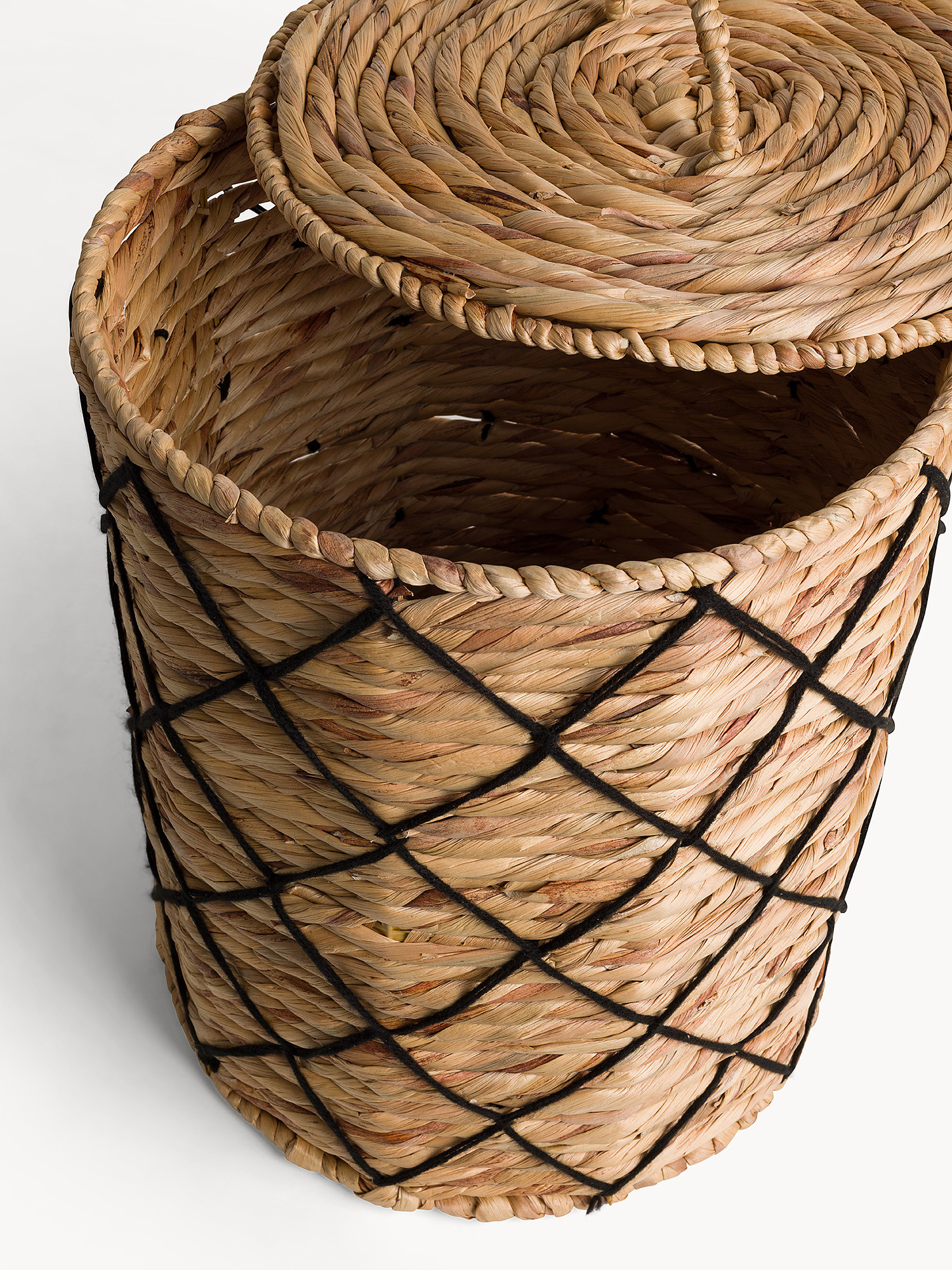 Cesto in giacinto d'acqua intrecciato a mano