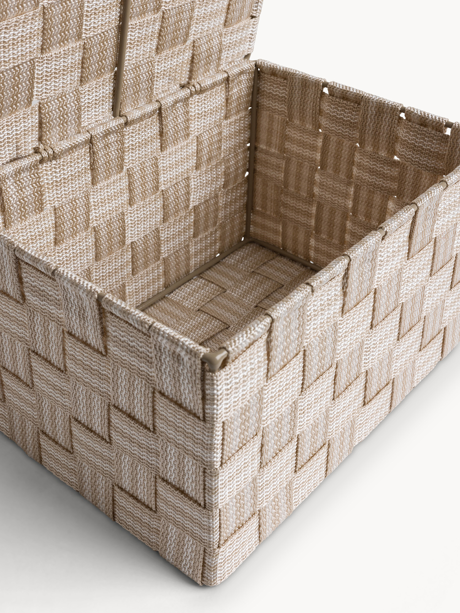 Cesto intrecciato in tessuto