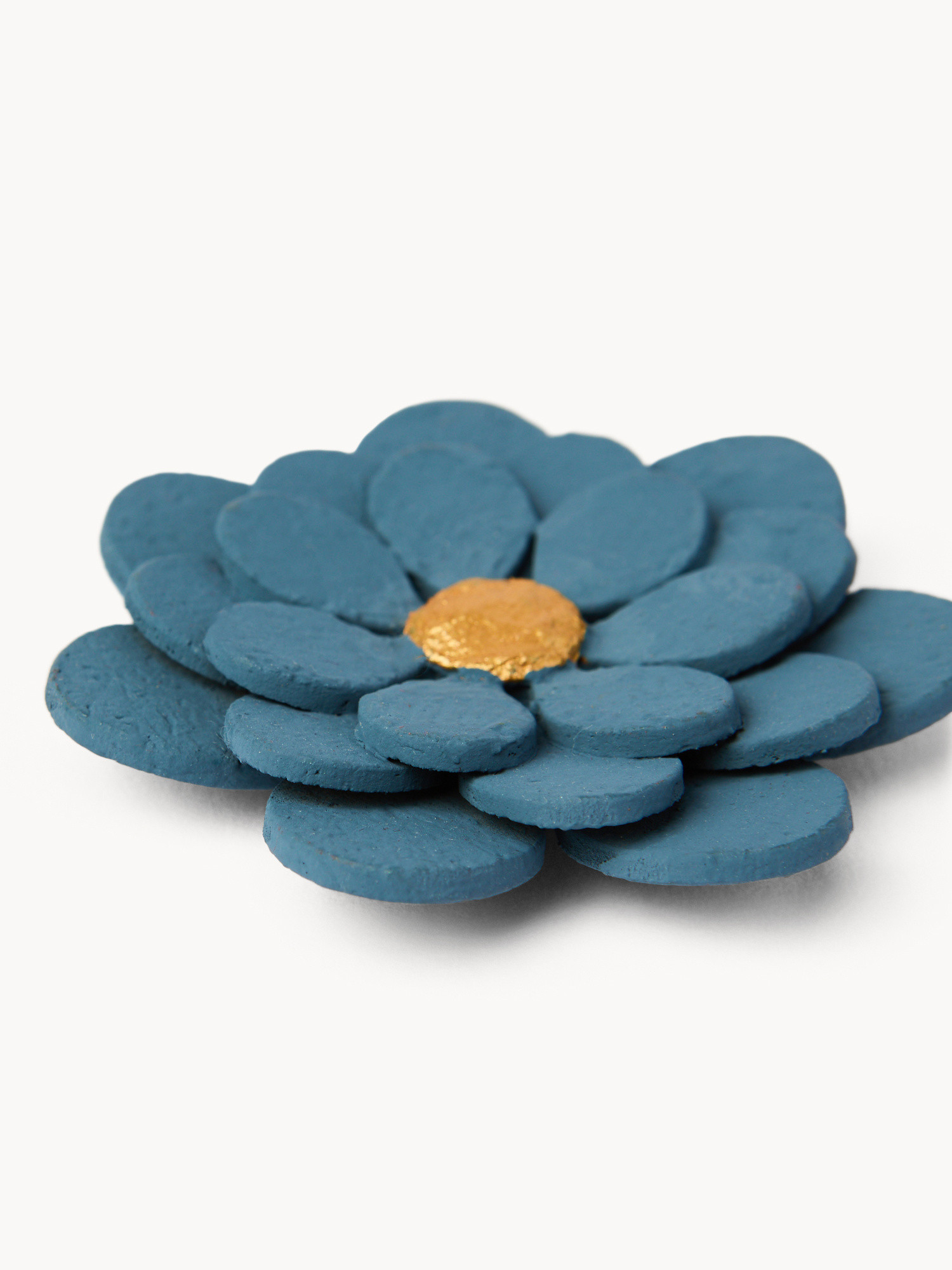 Decorazione natalizia derivante da tessuti rigenerati a partire da capi di abbigliamento