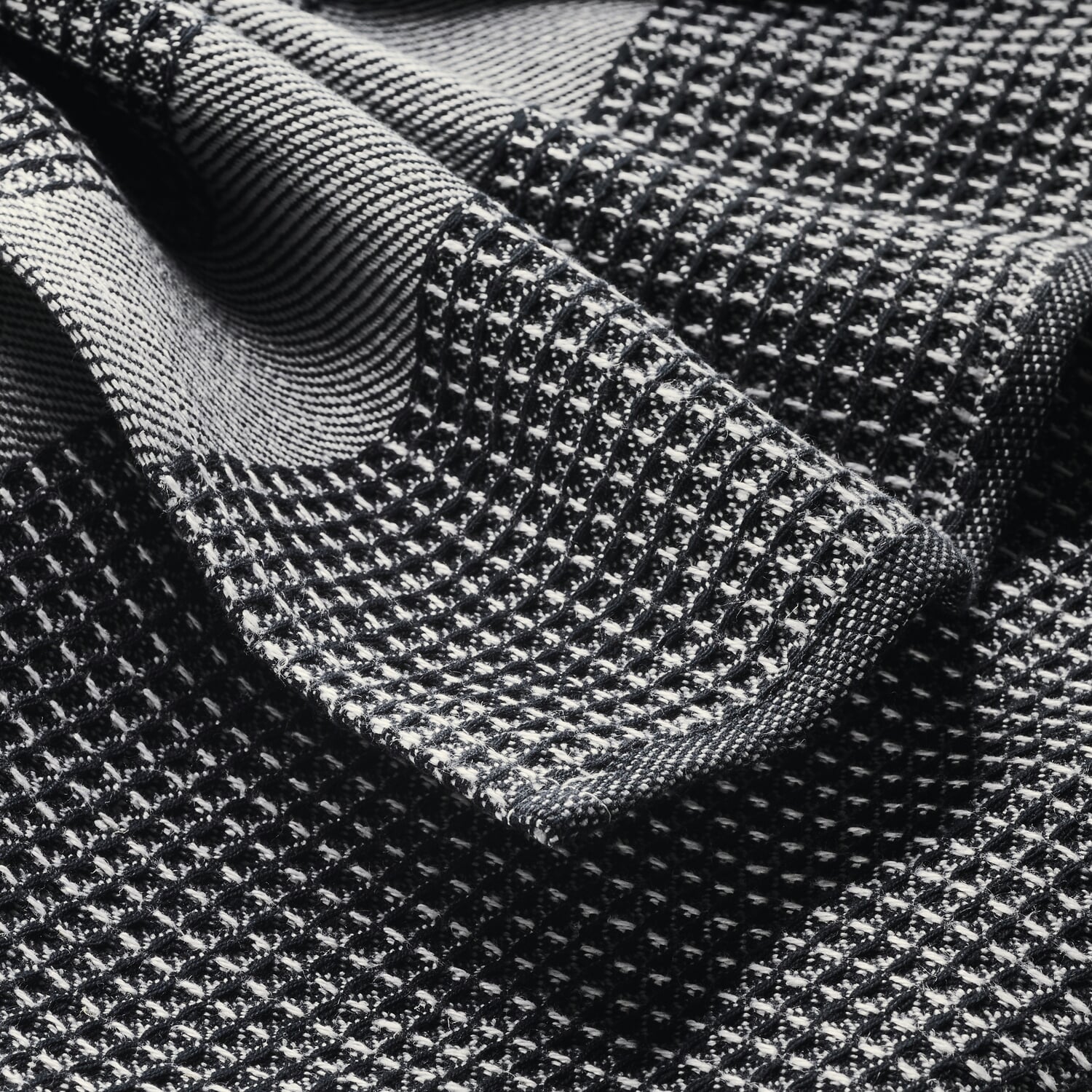 Towel waffle piqu&eacute; half linen black
