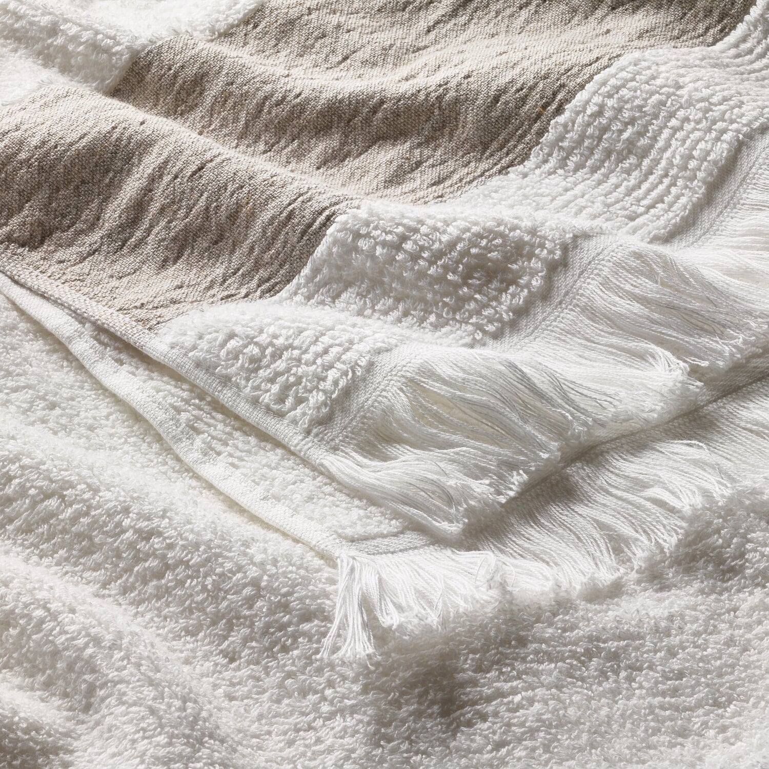 Shower towel linen border