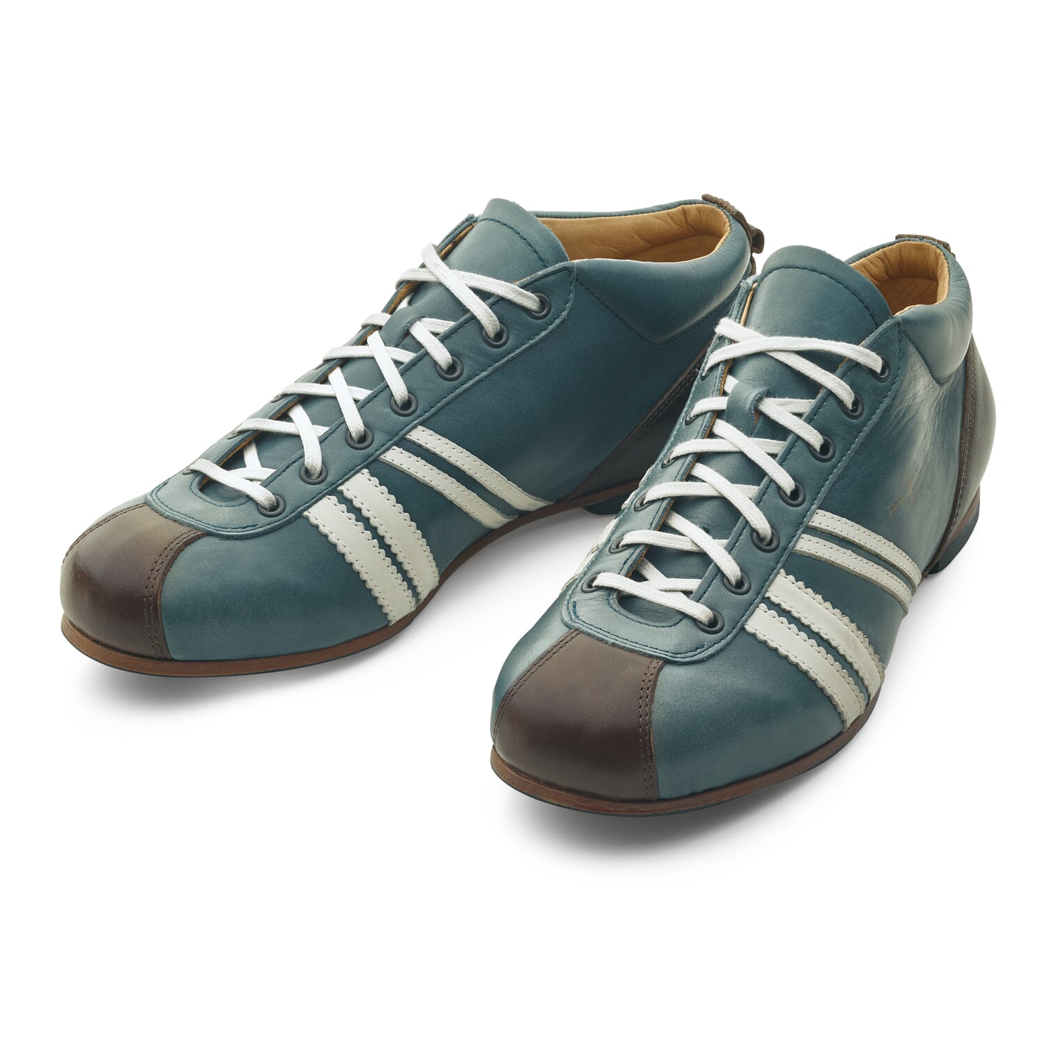 Leather sports shoe