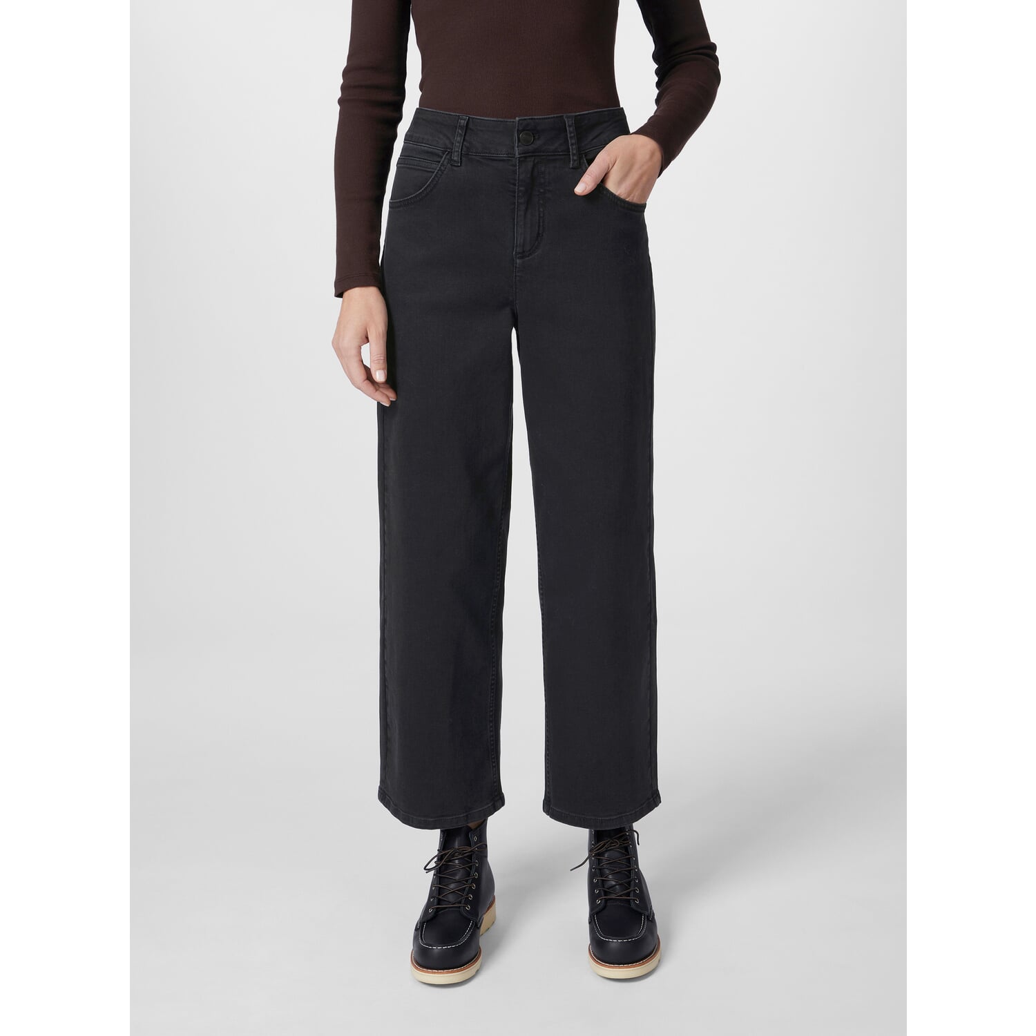 Ladies cropped jeans