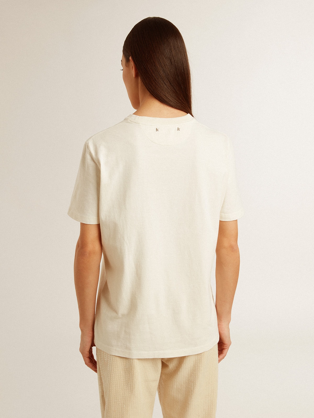 Women's T-shirt in aged white with logo on the chest