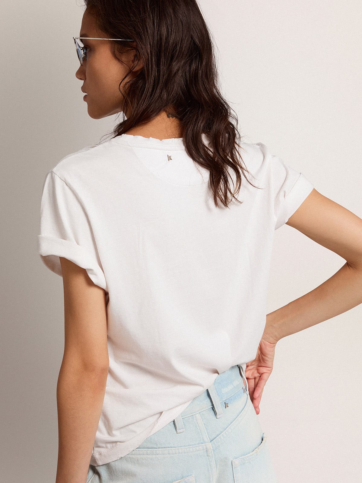 Distressed slim-fit women's T-shirt in white