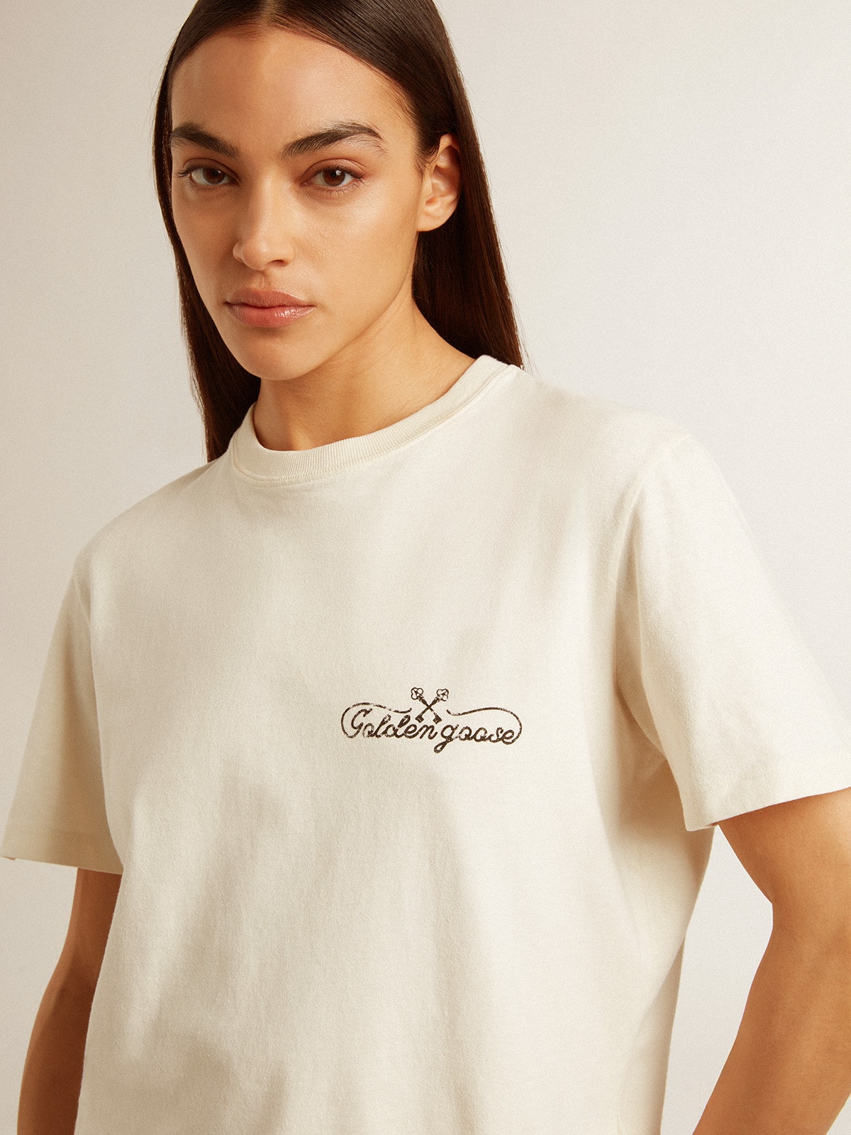 Women's T-shirt in aged white with logo on the chest