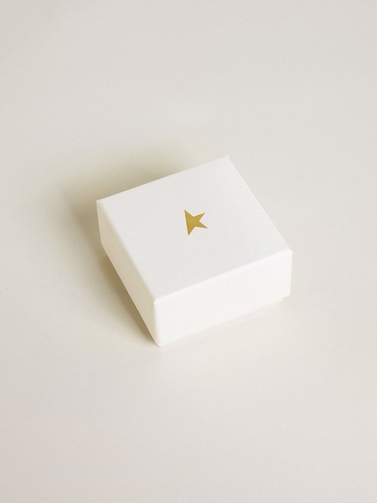 Letter Q charm in gold-colored brass with crystals