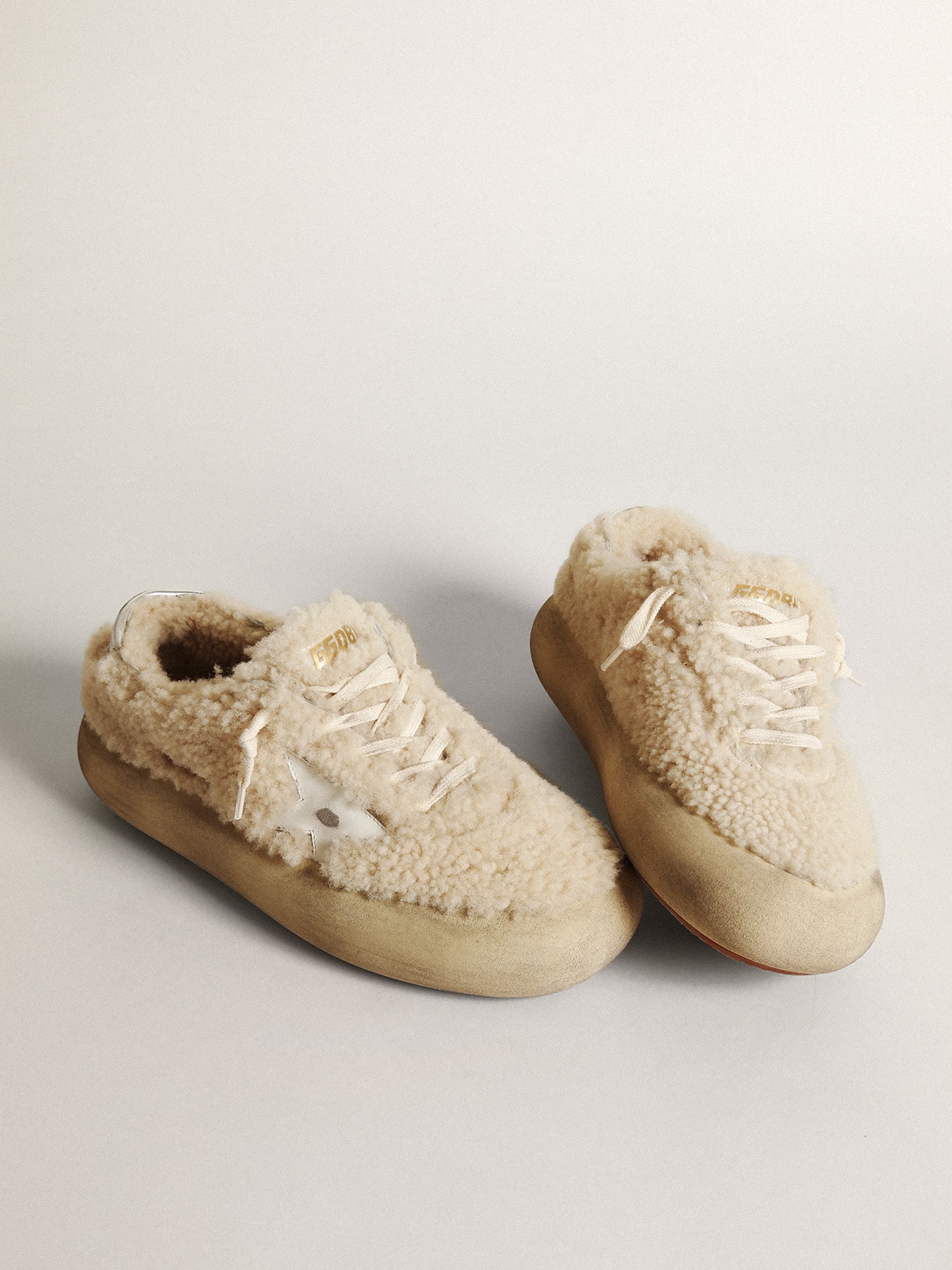 Women's Space-Star shoes in beige shearling with white leather star and metallic leather heel tab