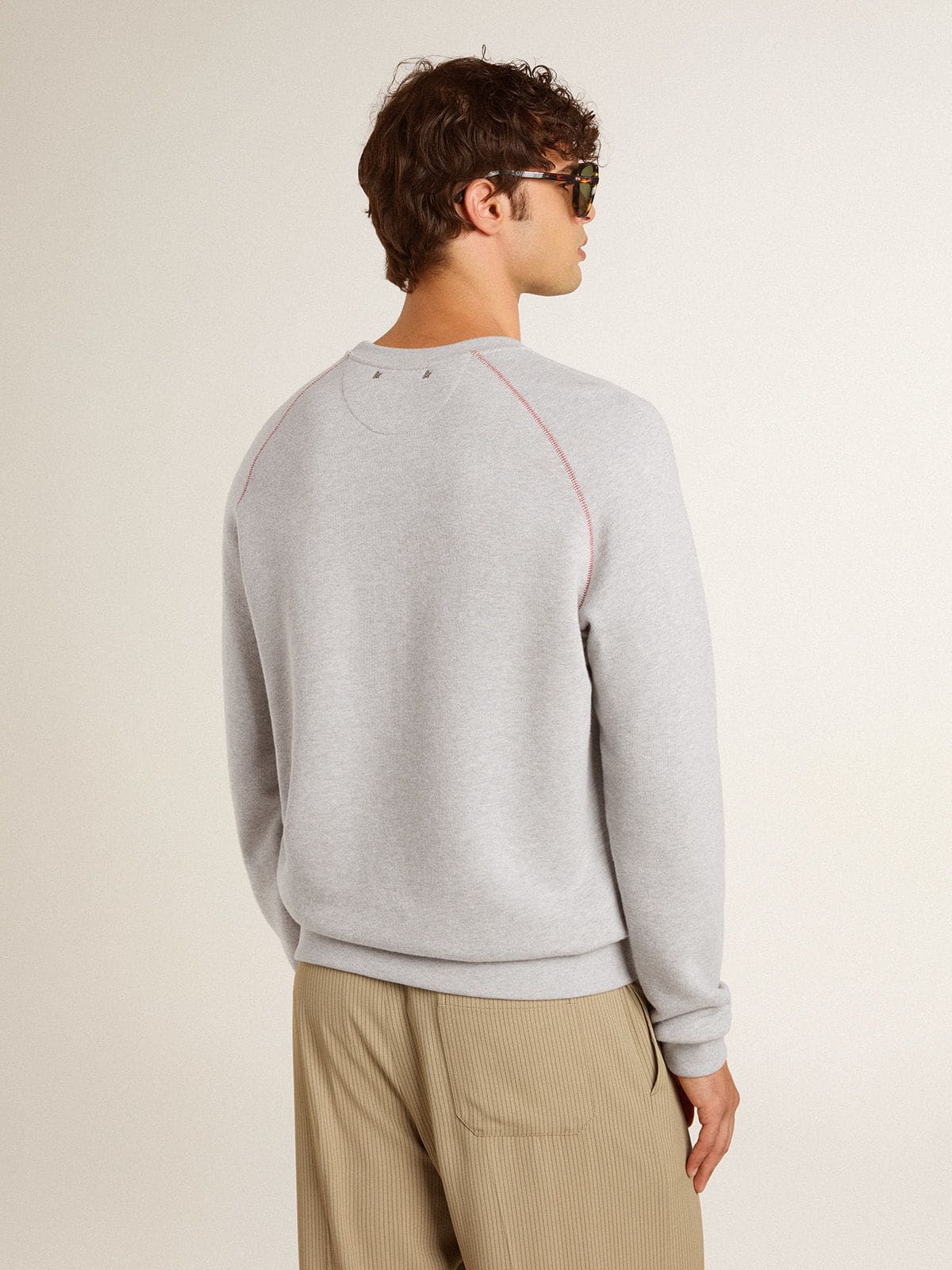 Men's gray round neck sweatshirt with contrast stitching