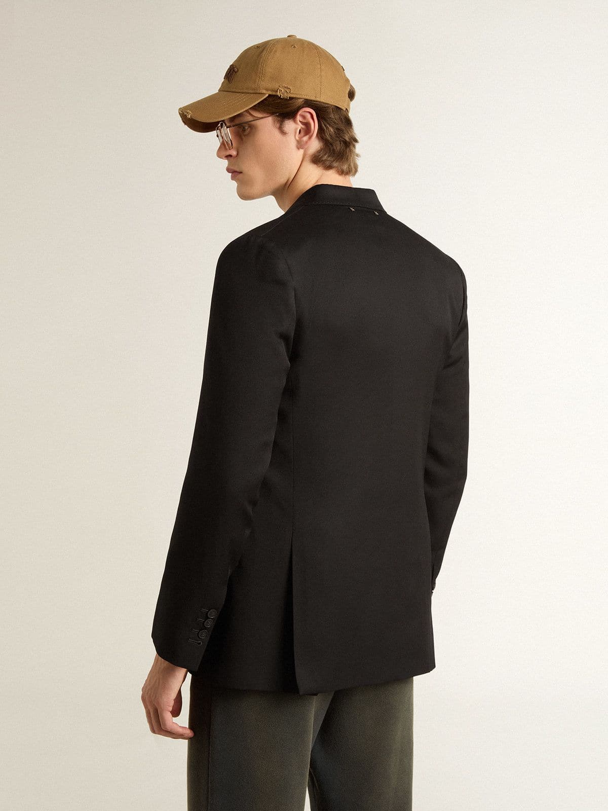 Men's black double-breasted blazer with button fastening
