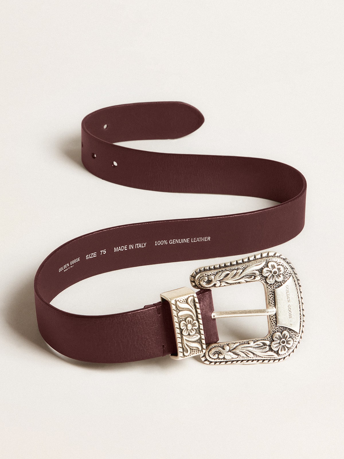 Women's belt in burgundy leather with decorated silver buckle