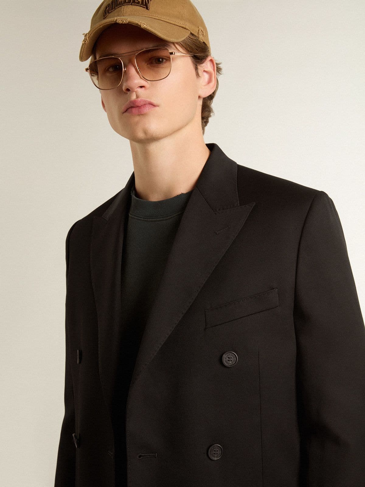 Men's black double-breasted blazer with button fastening