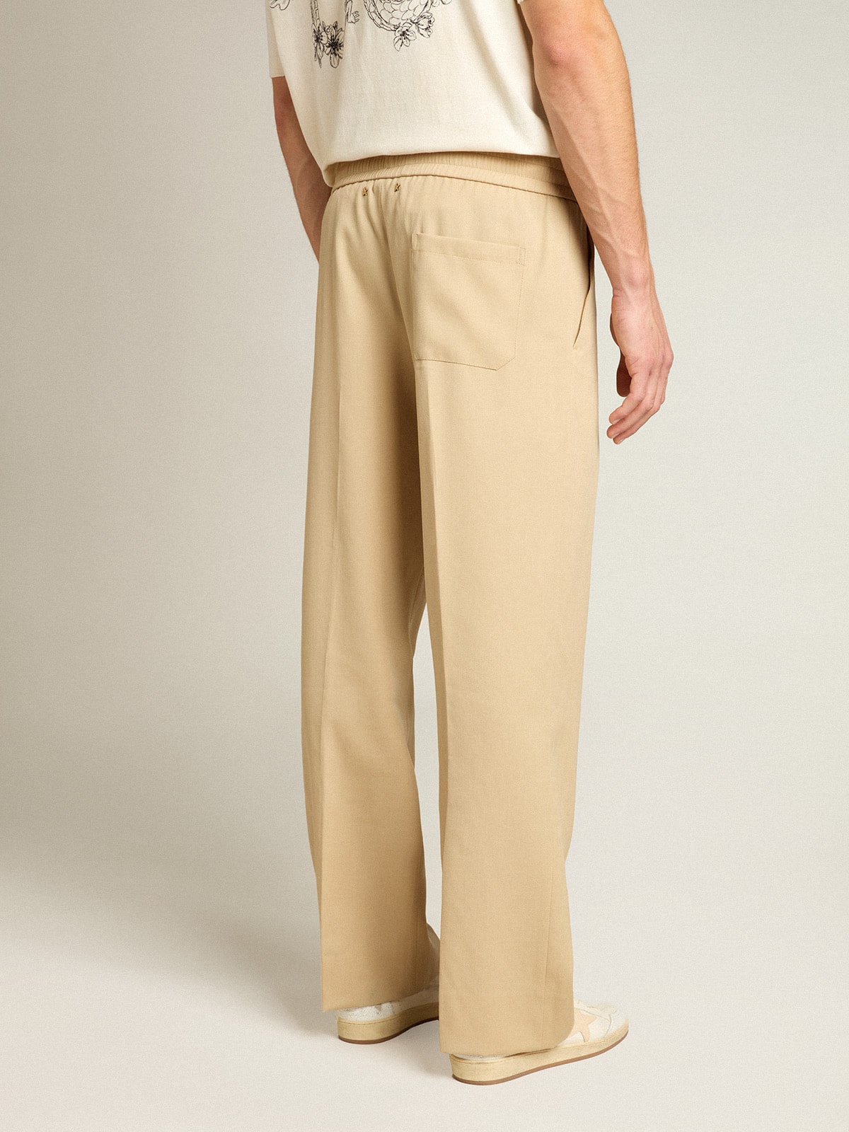 Men's sand-colored joggers with pocket on the back