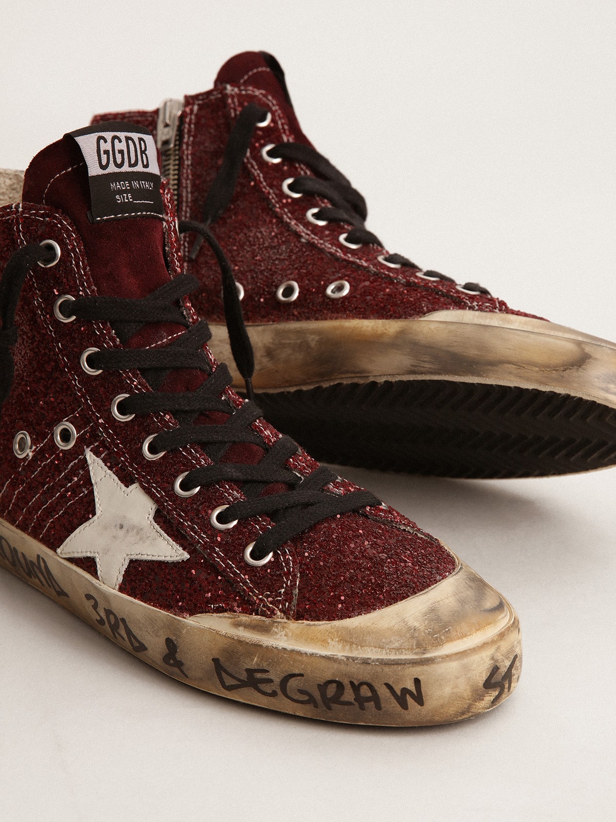 Francy Penstar in burgundy glitter with white leather star