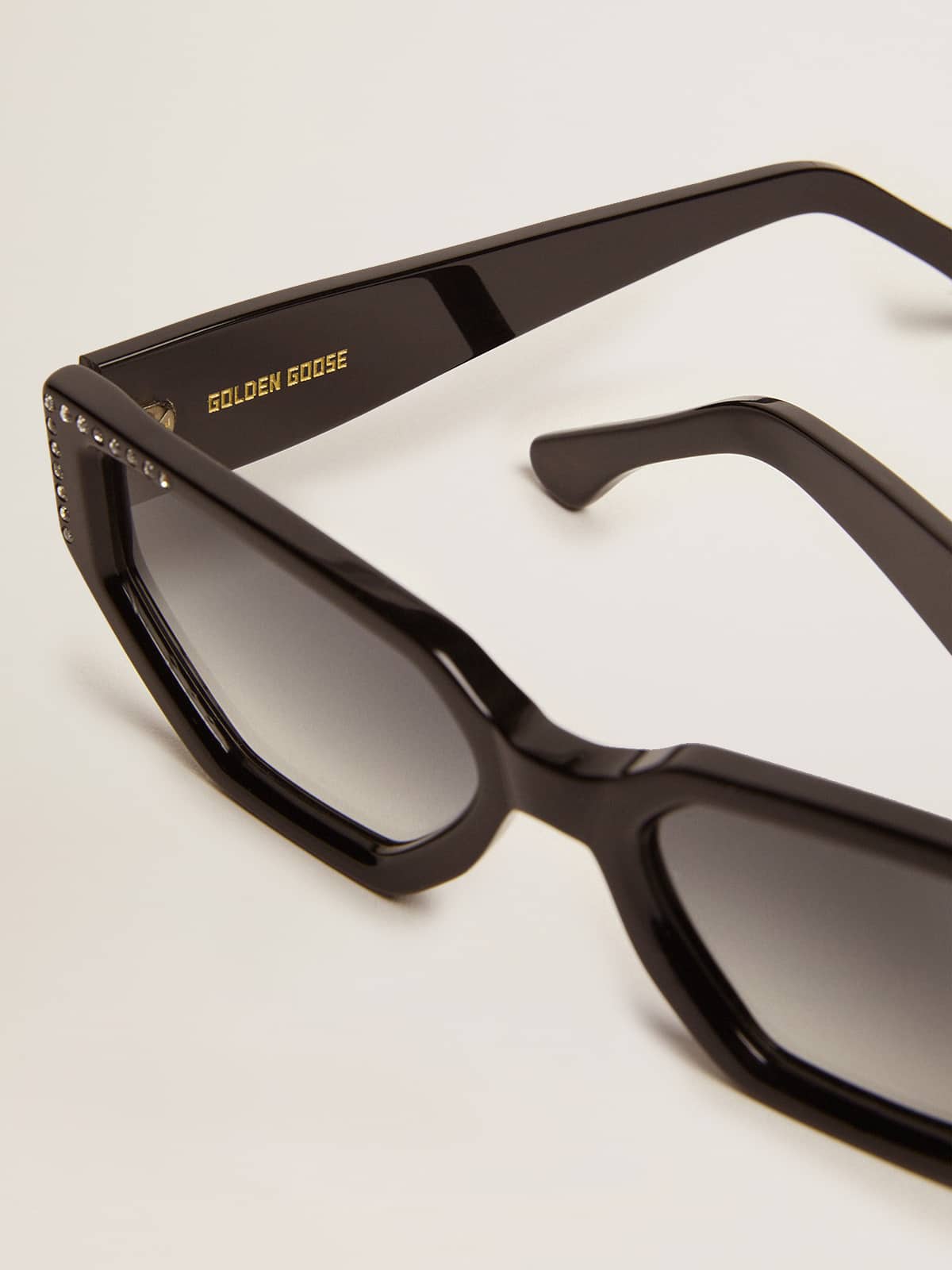 Sunglasses rectangular model with black frame and crystals