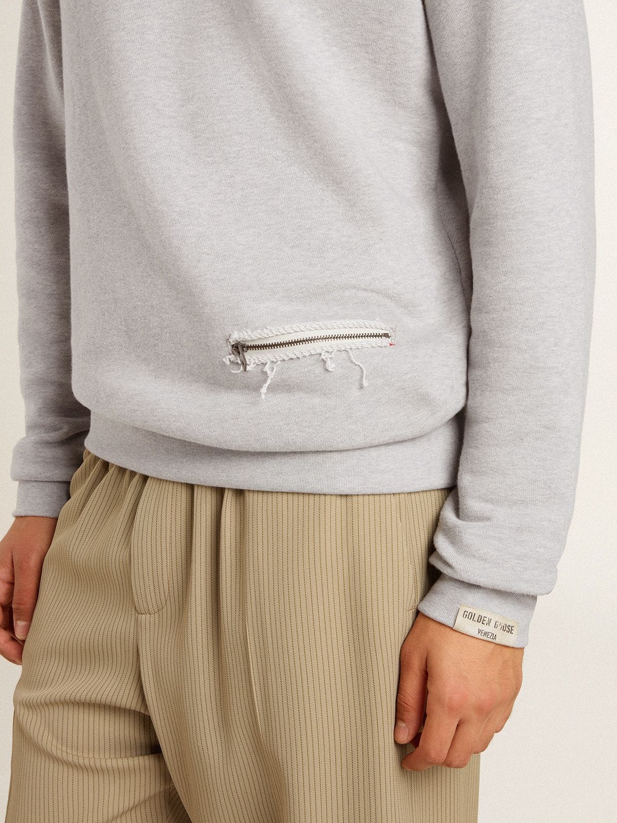 Men's gray round neck sweatshirt with contrast stitching