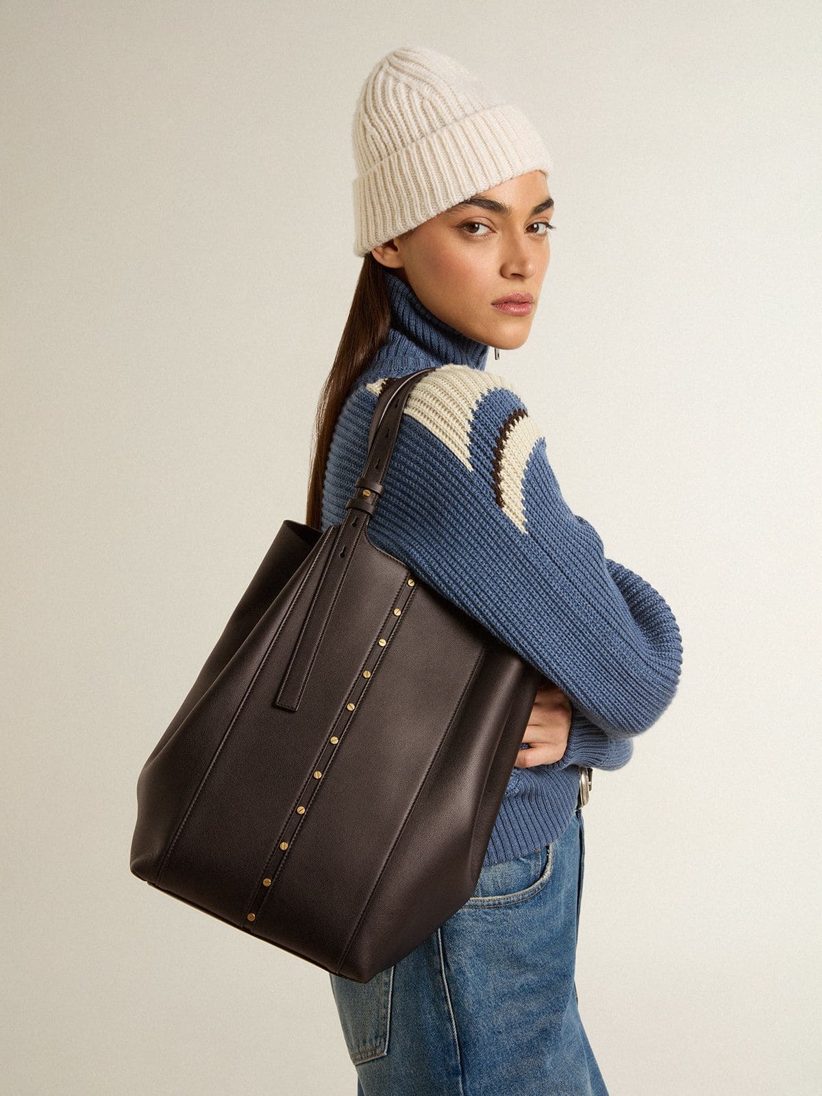 24/7 Bag in black leather with adjustable handles