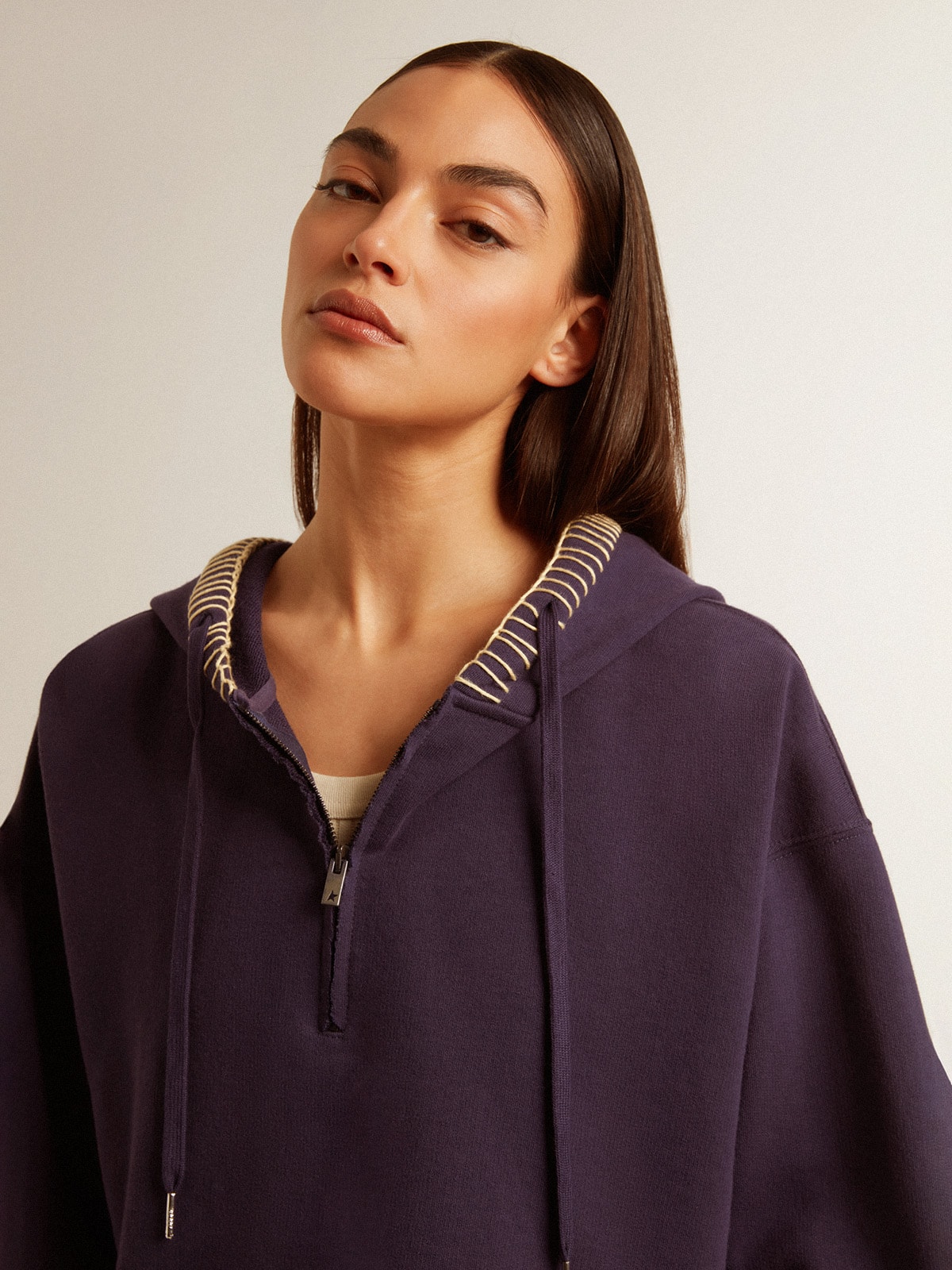 Dark blue cropped sweatshirt with zip fastening and embroidered hood