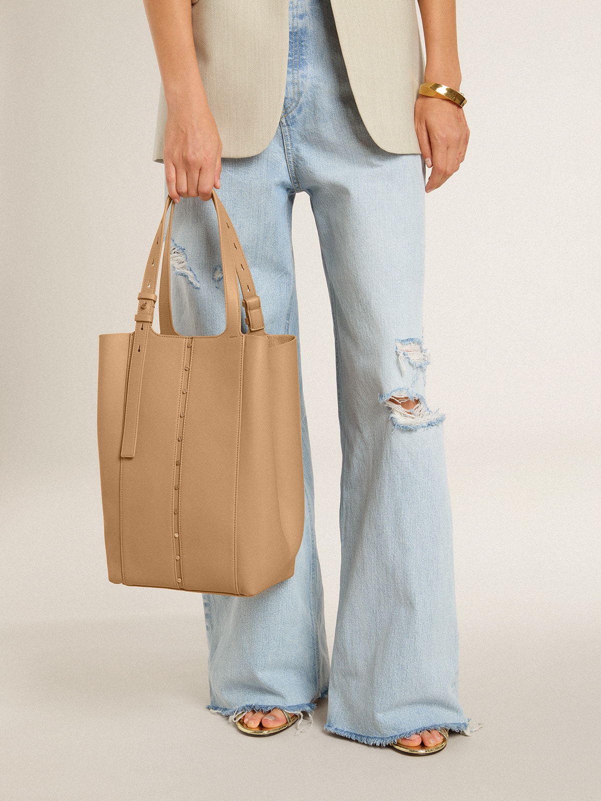 24/7 Bag in cappuccino-colored leather with adjustable handles