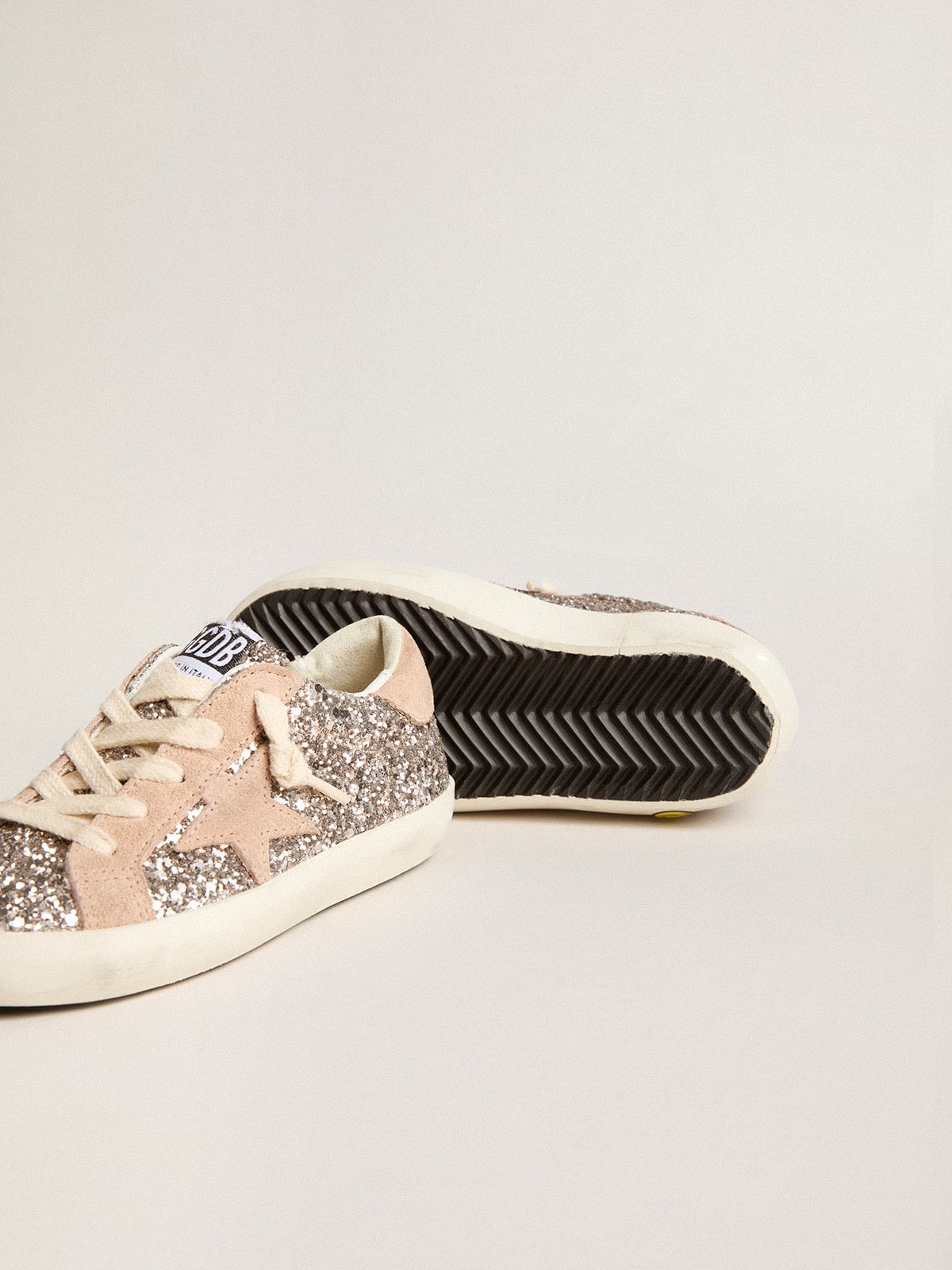 Young Super-Star in glitter with suede star and heel tab