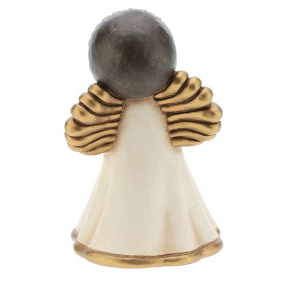 Angel Nelly with daisies