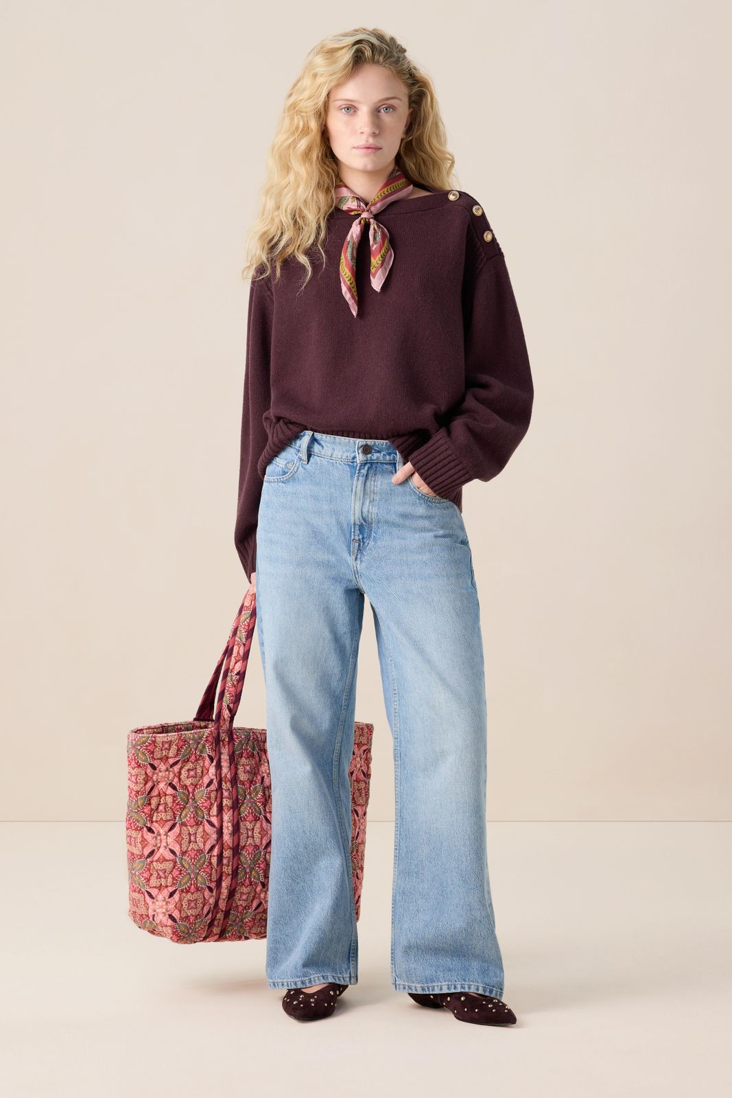 Donkerbruine trui met gouden knopen