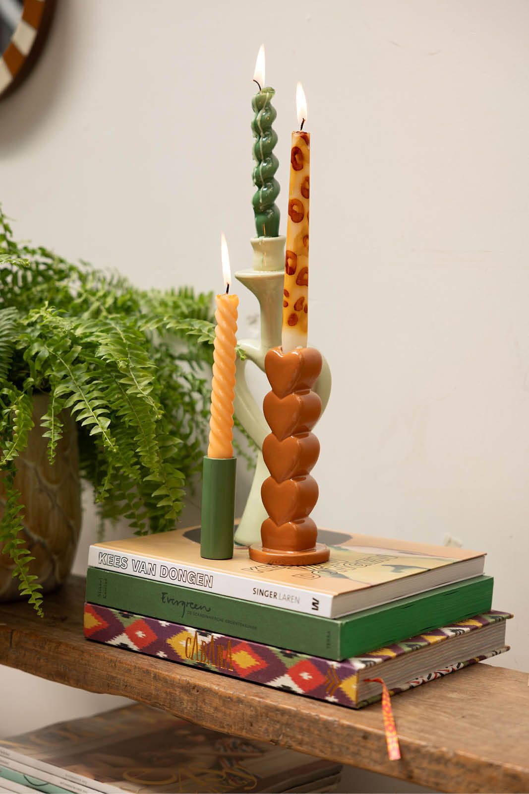 Oranje kandelaar met opgestapelde hartjes
