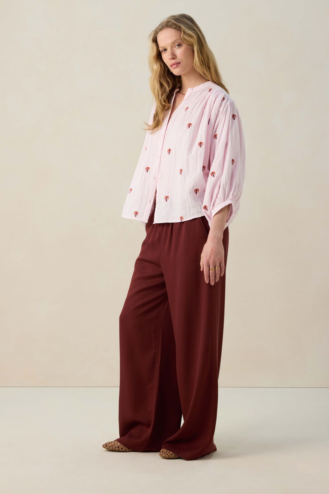 Lichtroze blouse met embroidery