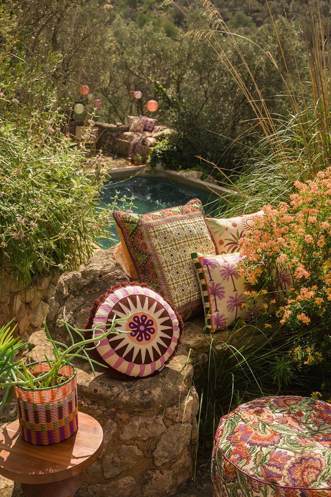 Donkerpaars rond kussen